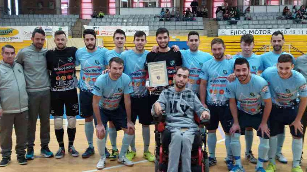 Los ejidenses posan antes de comenzar el partido.