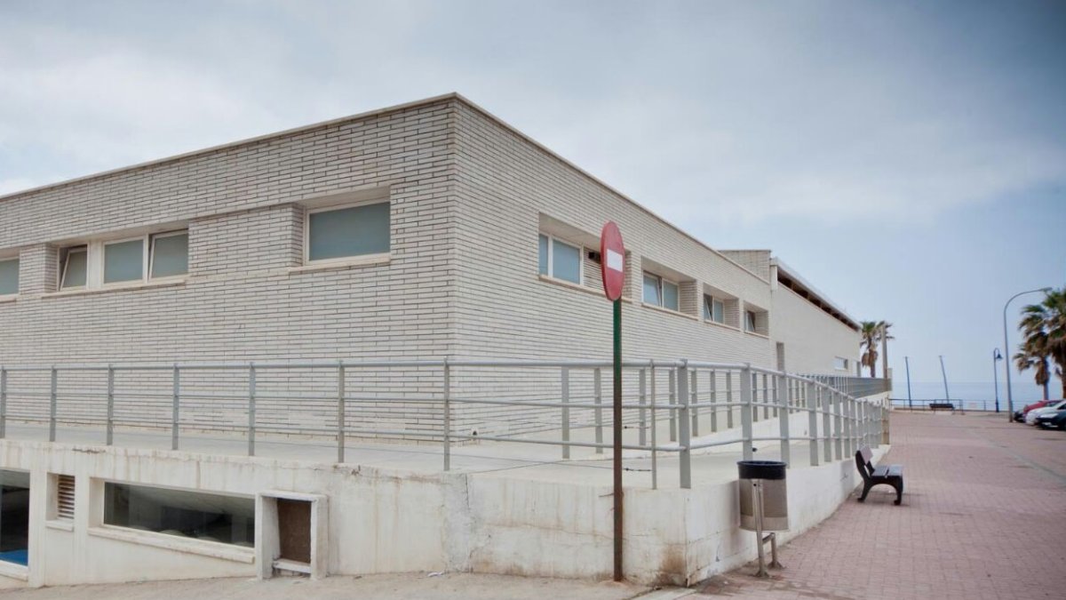 Acceso a las instalaciones de la piscina de Adra