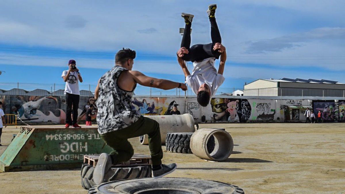 Dos jóvenes ejecutan dos impresionantes piruetas en el marco del Hip Hop Street Vícar 2018.