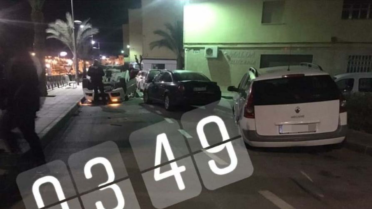 Coche volcado en una imagen compartida en las redes sociales con la hora del siniestro.