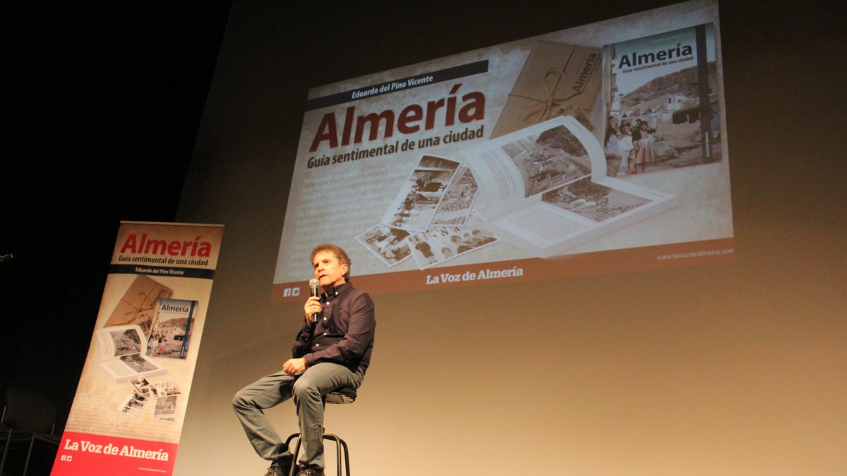 Eduardo D. Vicente, durante la presentación de uno de sus libros.