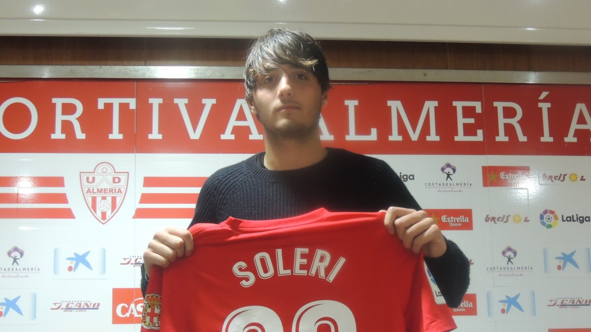 Con su camiseta del Almería.