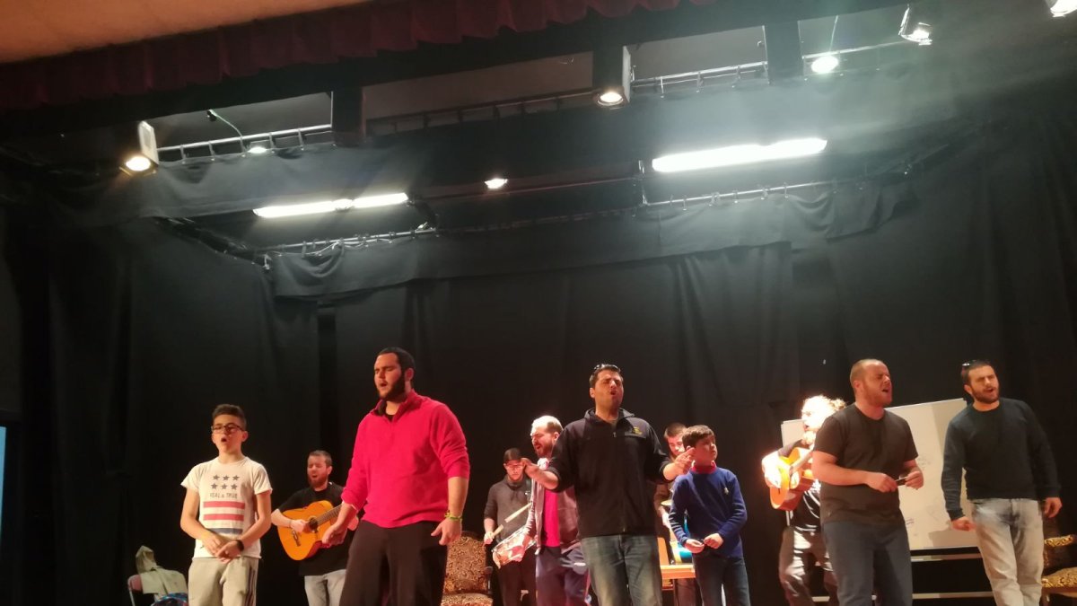 Joselillo, Luís, Juaniko, Jose, David, José, Pablo, Miguel, Alejandro, José Luís y Juan integrantes de la Chirigota de Serón, Un caso entre manos.