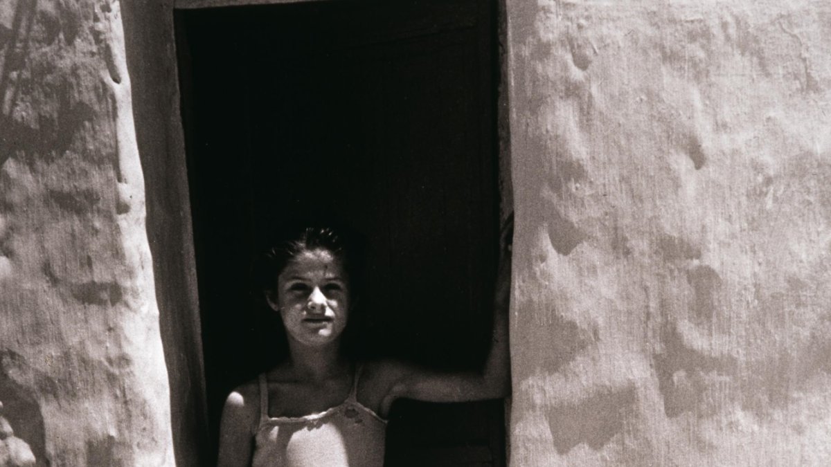 La niña blanca,  fotografía de Carlos Pérez Siquier tomada en La Chanca en el año 1957.