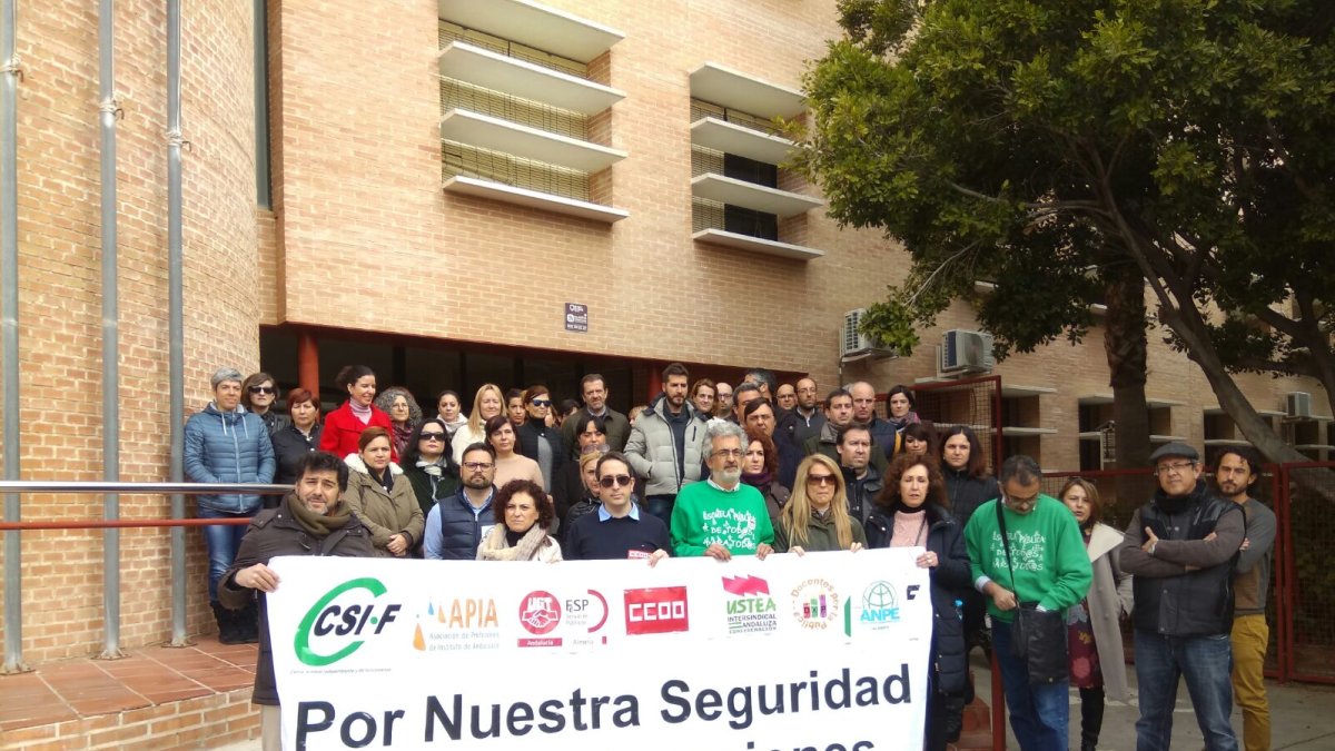 Profesores concentrándose a las puertas del Instituto Fuente Nueva de El Ejido en repulsa a la agresión.
