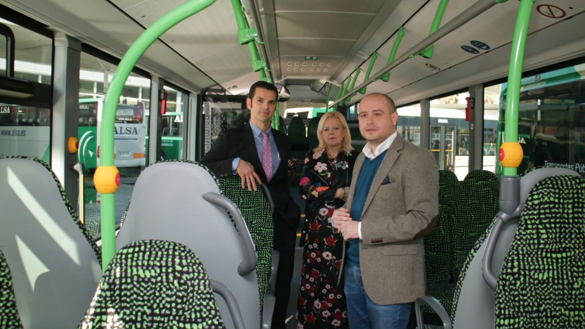 El delegado de Fomento, ayer, en la presentación de los nuevos autobuses.