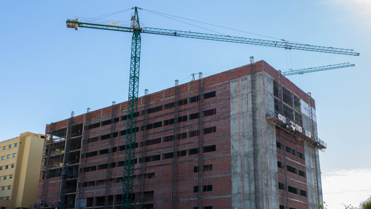 Obras del Materno Infantil y su conexión con el edificio central de Torrecárdenas.