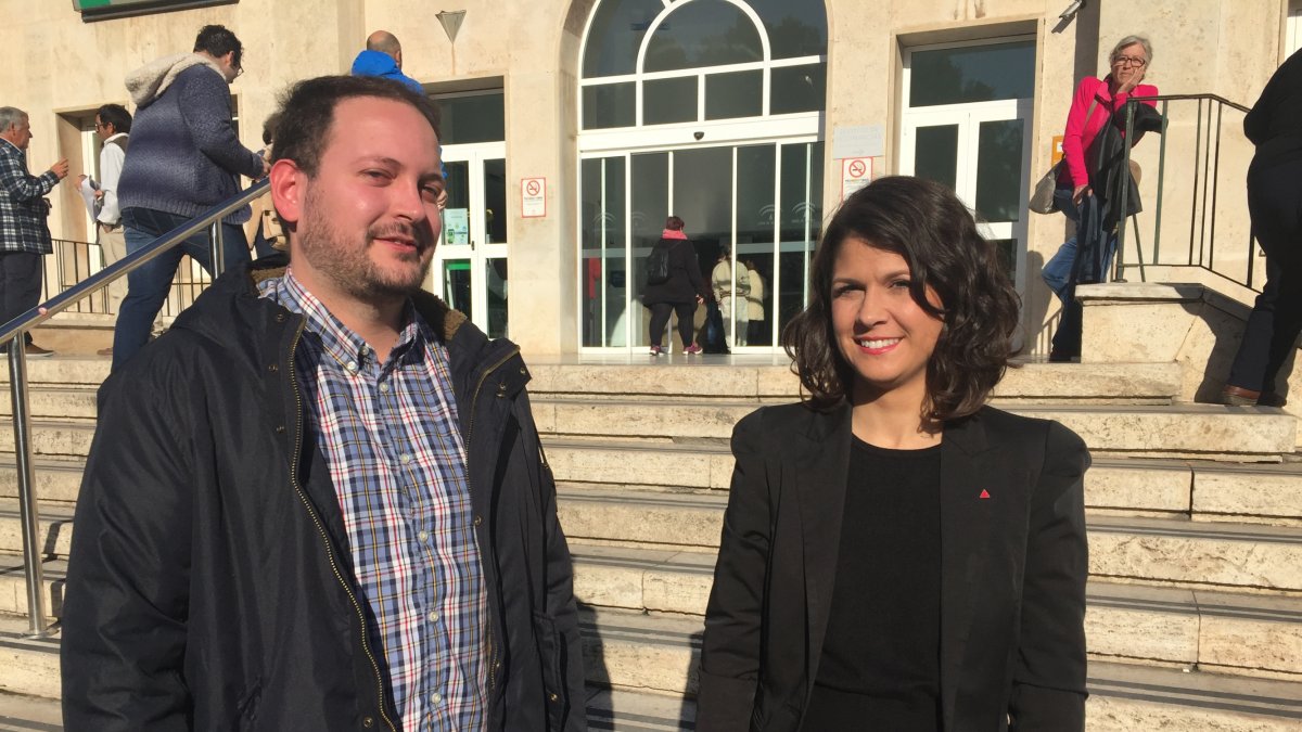 Los responsables de IU, María Jesús Amate y Juan Antonio López Escobar, hoy, en la Bola Azul.