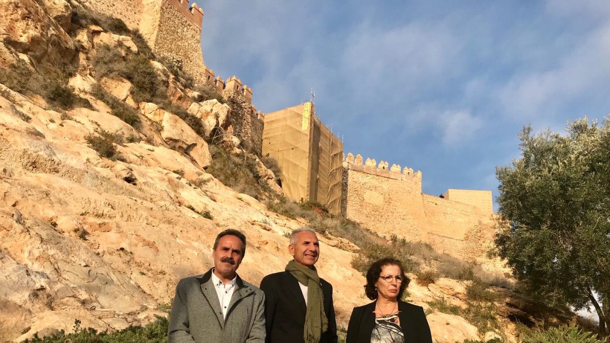Visita al conjunto, con las obras del bastión sur al fondo.