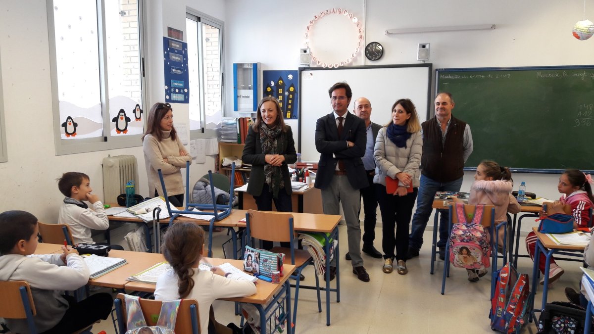 Francisca Fernández durante su visita a las instalaciones del CEIP Miguel Servet.