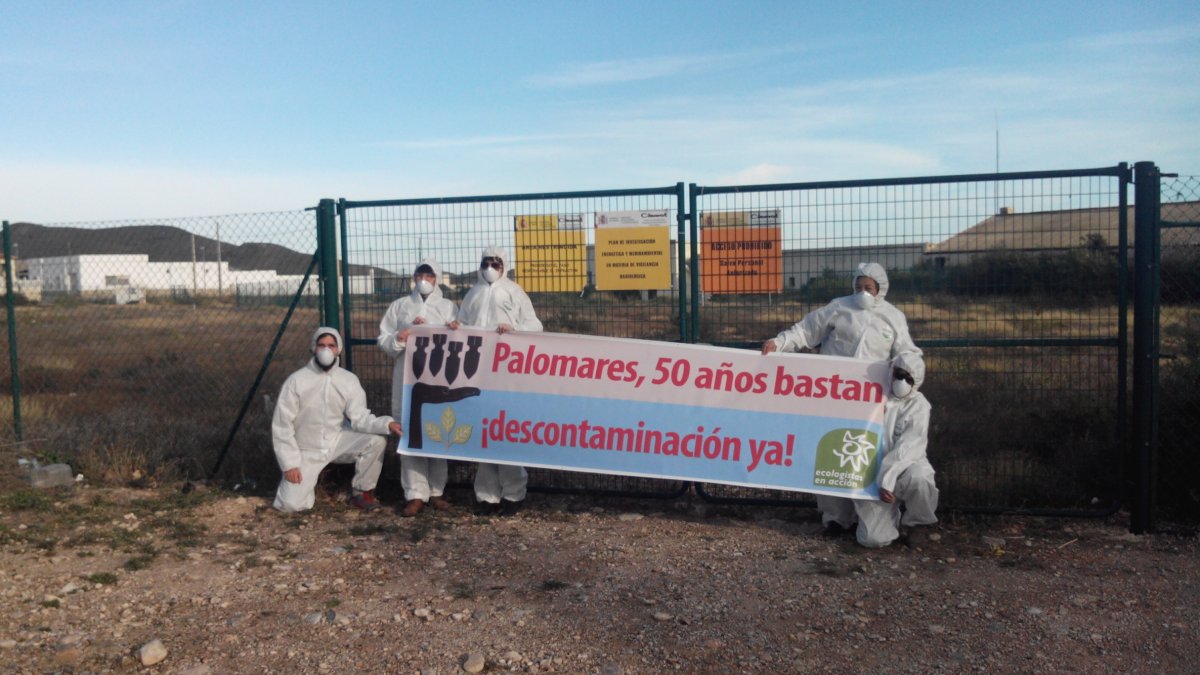 Una concentración de ecologistas en Palomares al cumplirse los 50 años del accidente nuclear.