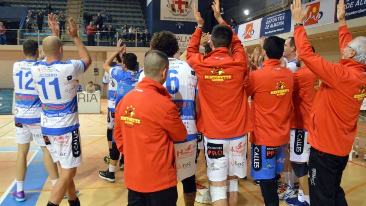 Jugadores, técnicos y presidente celebrando la victoria.