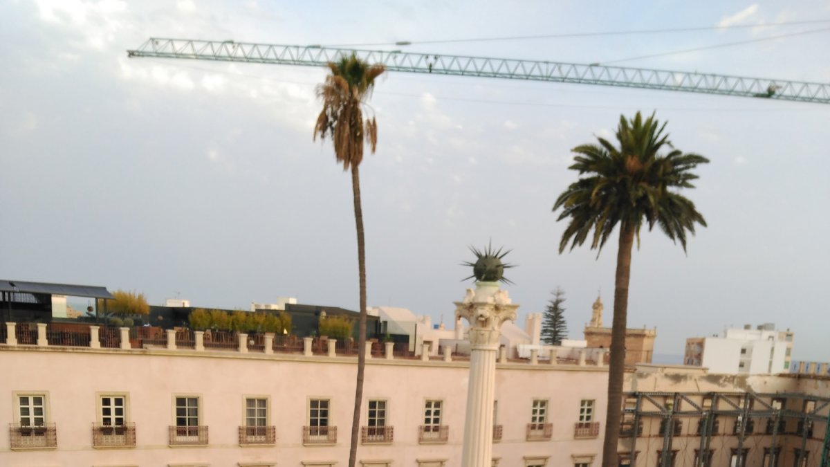 Vista aérea del Monumento a Los Coloraos en la Plaza Vieja.