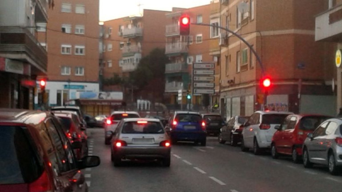 La Policía Local encontró al conductor dormido y parado en este semáforo.