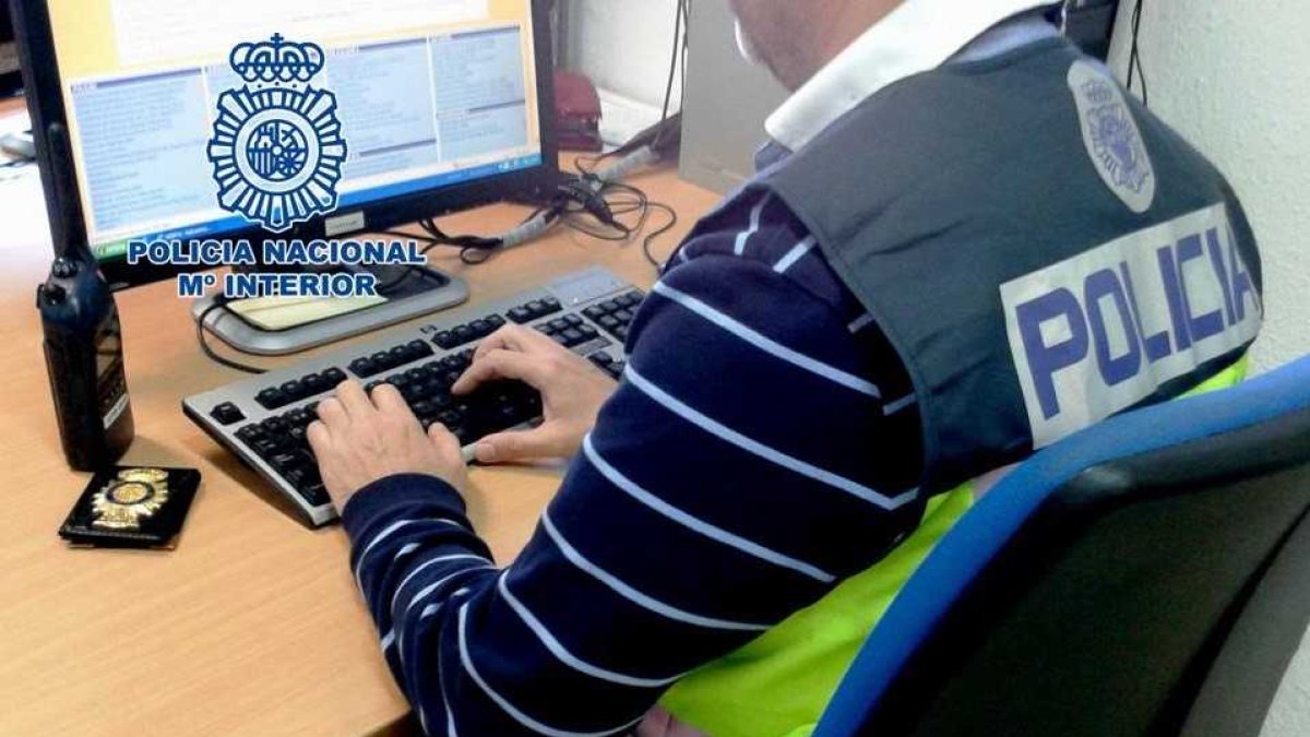 La Policía Nacional esclarece dos delitos de estafa cometidos en Granada y Almería.