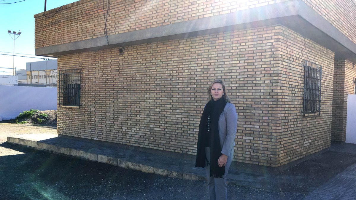 La concejala socialista, Teresa Piqueras, durante su visita al colegio Mare Nostrum