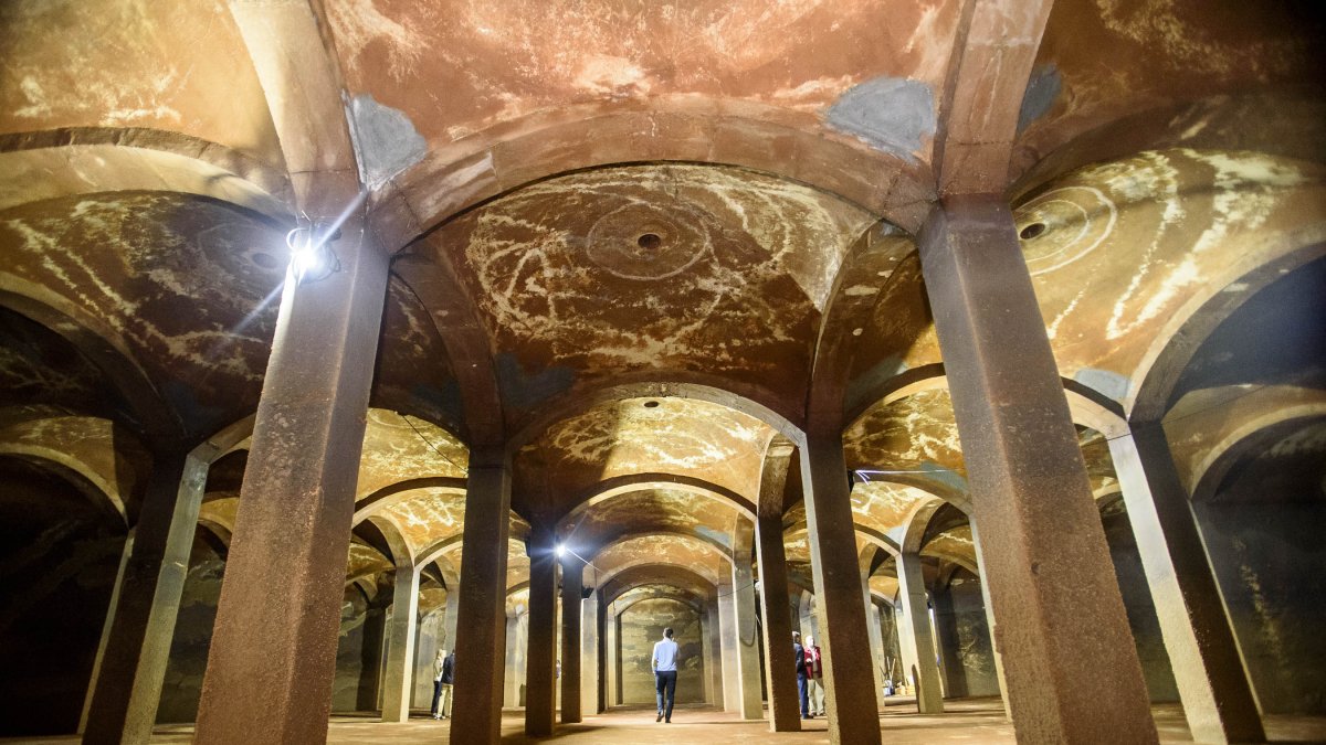 Interior de los depósitos de Santa Isabel