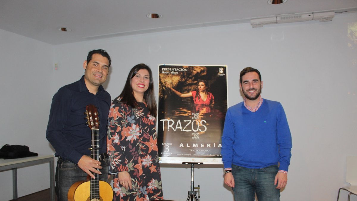 El guitarrista Juan de Dios Santiago, la cantaora María José Pérez y el concejal de Cultura, Carlos Sánchez.