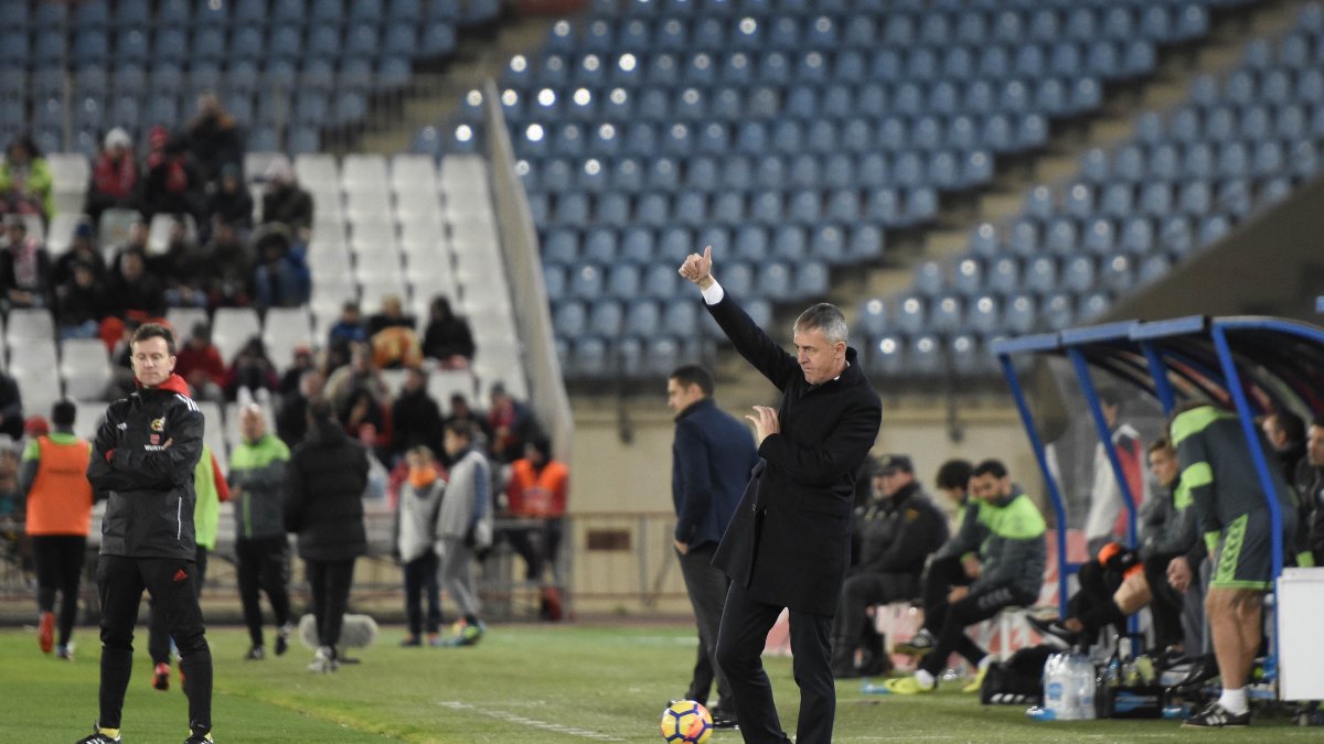 Lucas Alcaraz da el OK a sus jugadores.