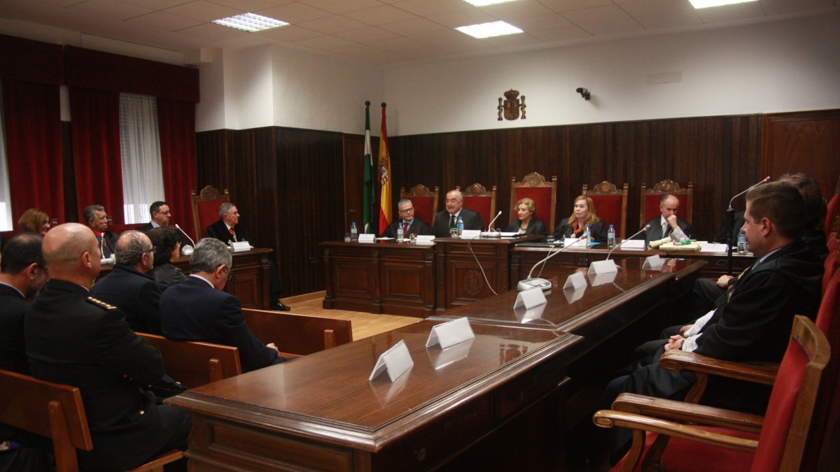 Autoridades judiciales, políticas y policiales en los actos patronales del Colegio de Procuradores de Almería,