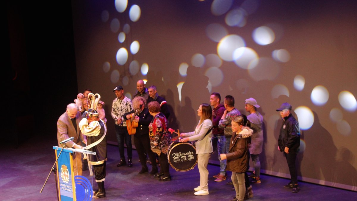 Dios Momo. El presidente de FEMACA, Nicolás Castillo; le impone la Banda al Dios Momo, Juan Bisbal.