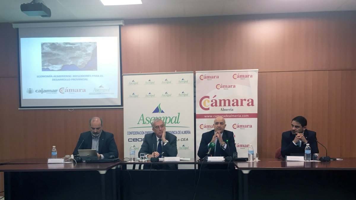 Los presidentes de Asempal y la Cámara, José Cano y Diego Martínez, junto al autor del estudio, David Uclés y el director territorial de Cajamar, Emi