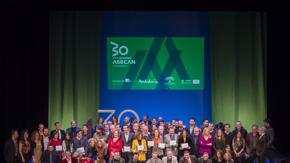 Foto de familia con los ganadores de los XXX Premios del Cine Andaluz que concede ASECAN. (Foto: JM Paisano)