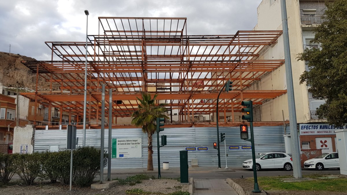 Las obras de la casa del mar llevan paradas desde noviembre. Ayer presentaban este aspecto.