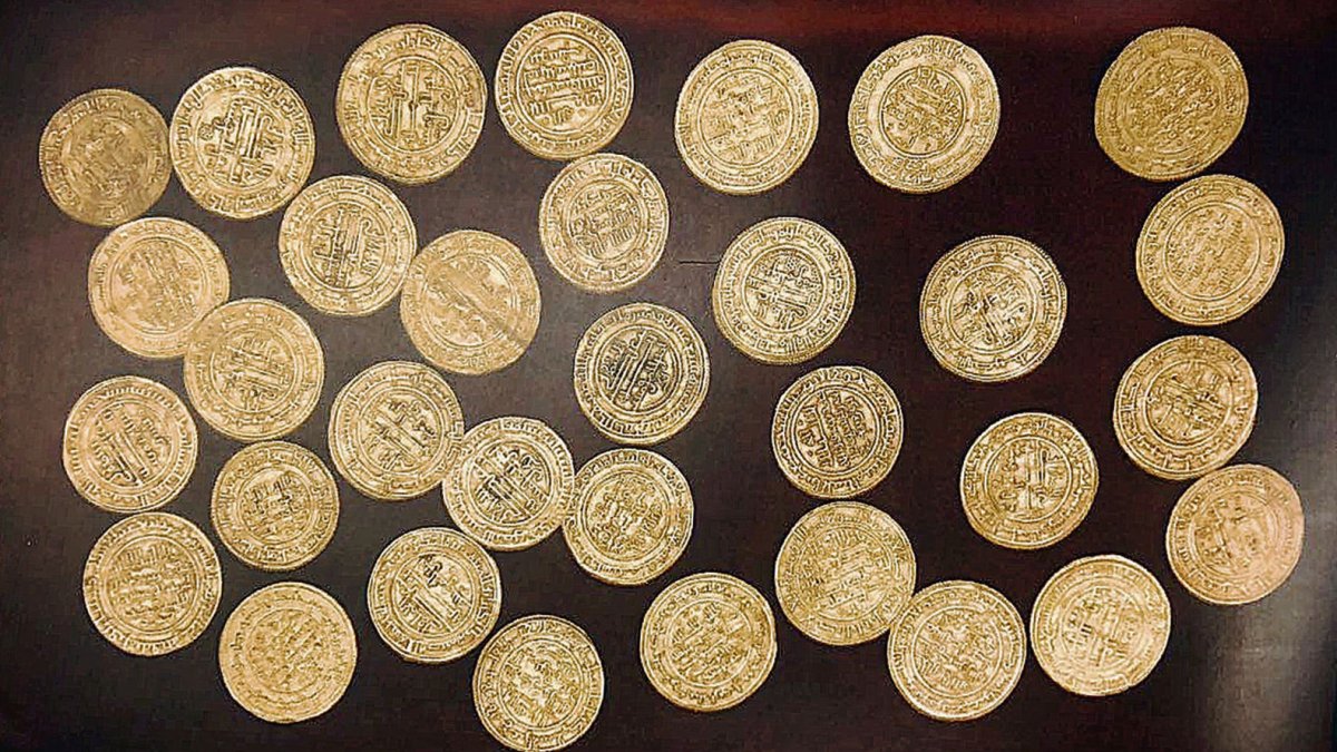 Los 33 dinares de oro tasados en 82.500 euros que el Ayuntamiento custodia en la caja fuerte de un banco.