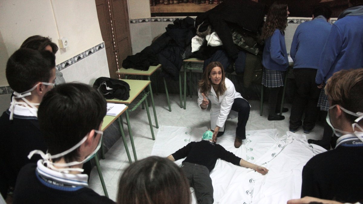 Aida Tapia, enfermera del SAS, ofrece a los alumnos unas nociones sobre reanimación cardiopulmonar.