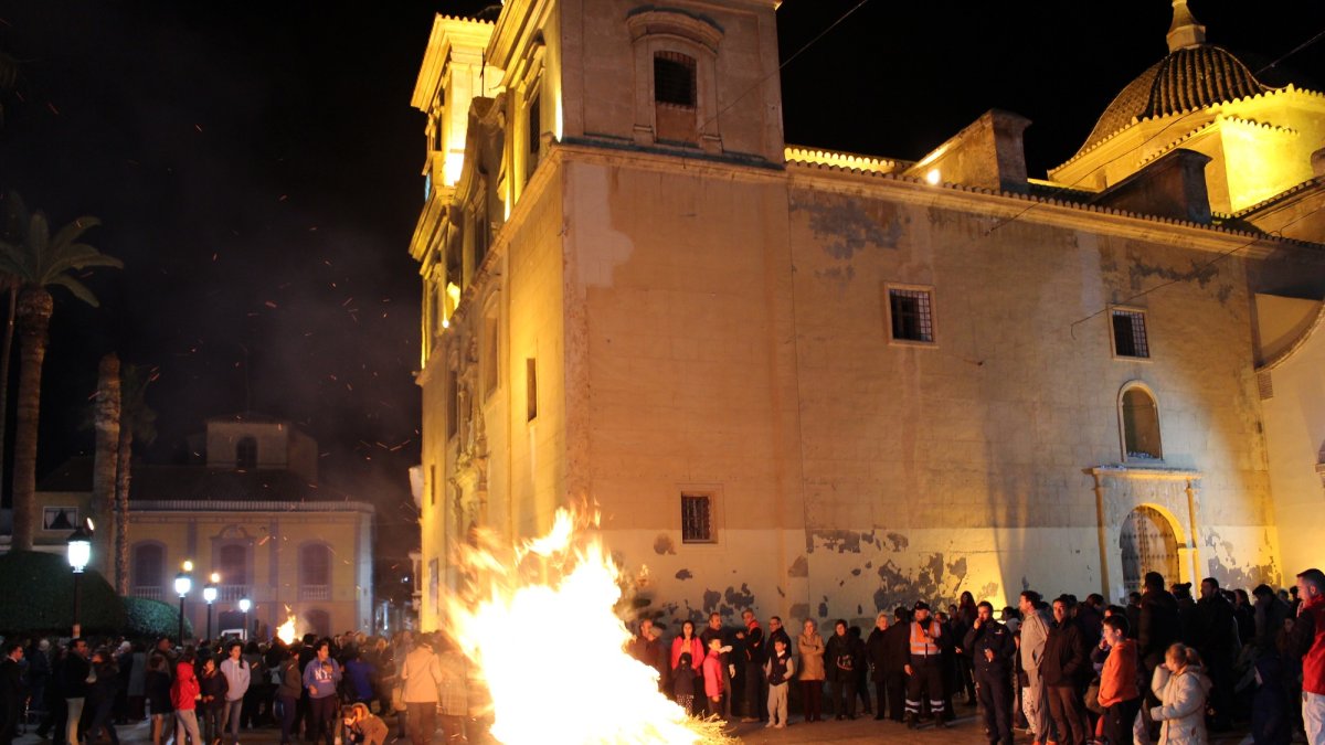 Lumbre encendida en la plaza el pasado año.