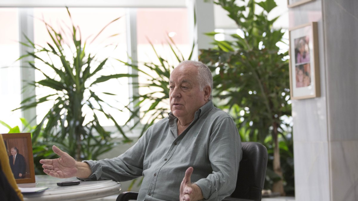 José María Rossell fotografiado en un momento de la entrevista en la sede de su empresa, Senator Hoteles, en la Urbanización de Roquetas de Mar.