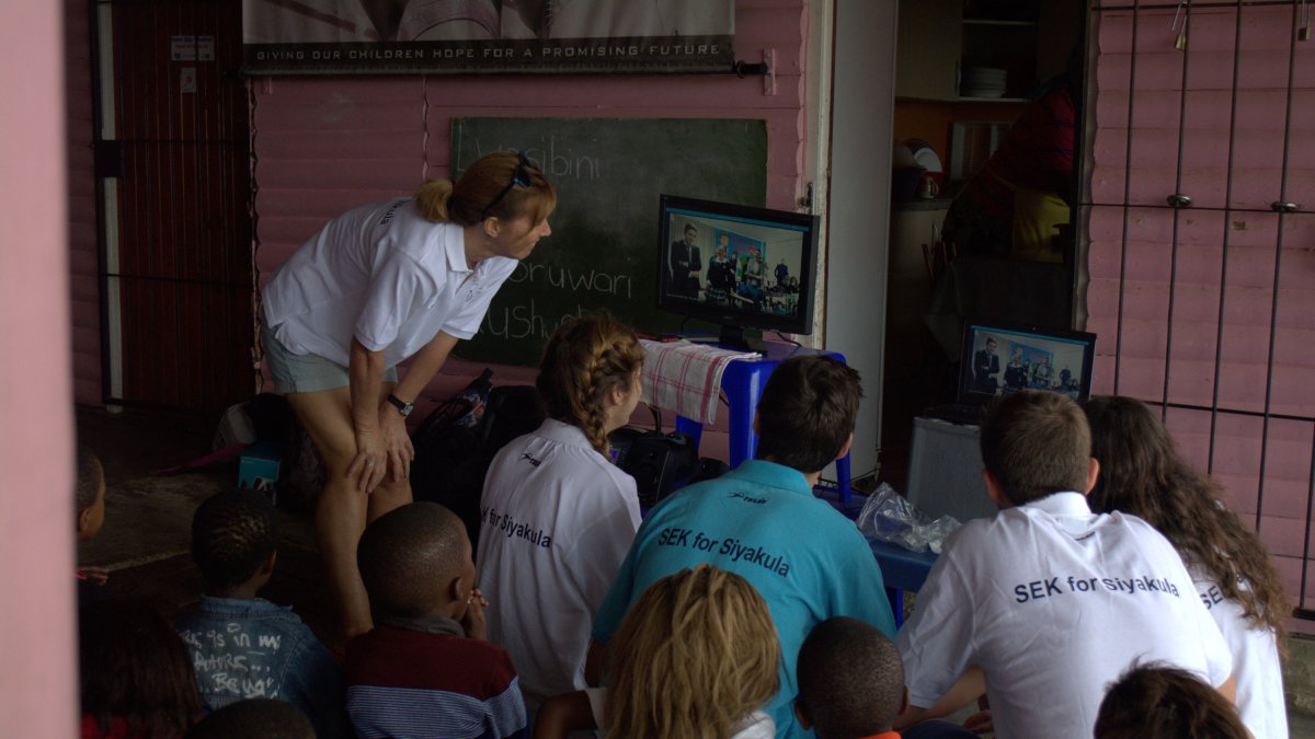 Profesores y alumnos del colegio SEK-Alborán durante la visita el pasado año a la escuela de Sudáfrica con la que colaboran.