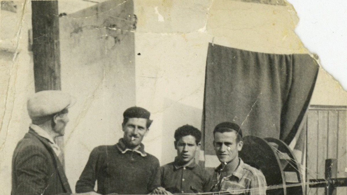 Francisco Rodríguez Amat, su hijo Francisco Rodríguez Arcos y varios operarios hciendo hilo.