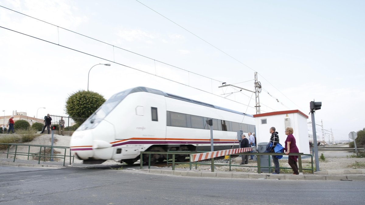 Imagen del paso a nivel en El Puche.