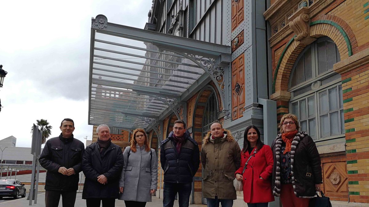 El secretario general del PSOE (en el centro) con representantes socialistas de Almería, ayer en la antigua estación de tren.