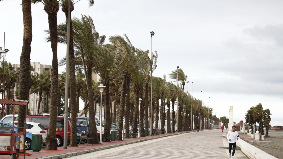 Imagen de archivo de los efectos de un temporal en el Paseo Marítimo de Almería.