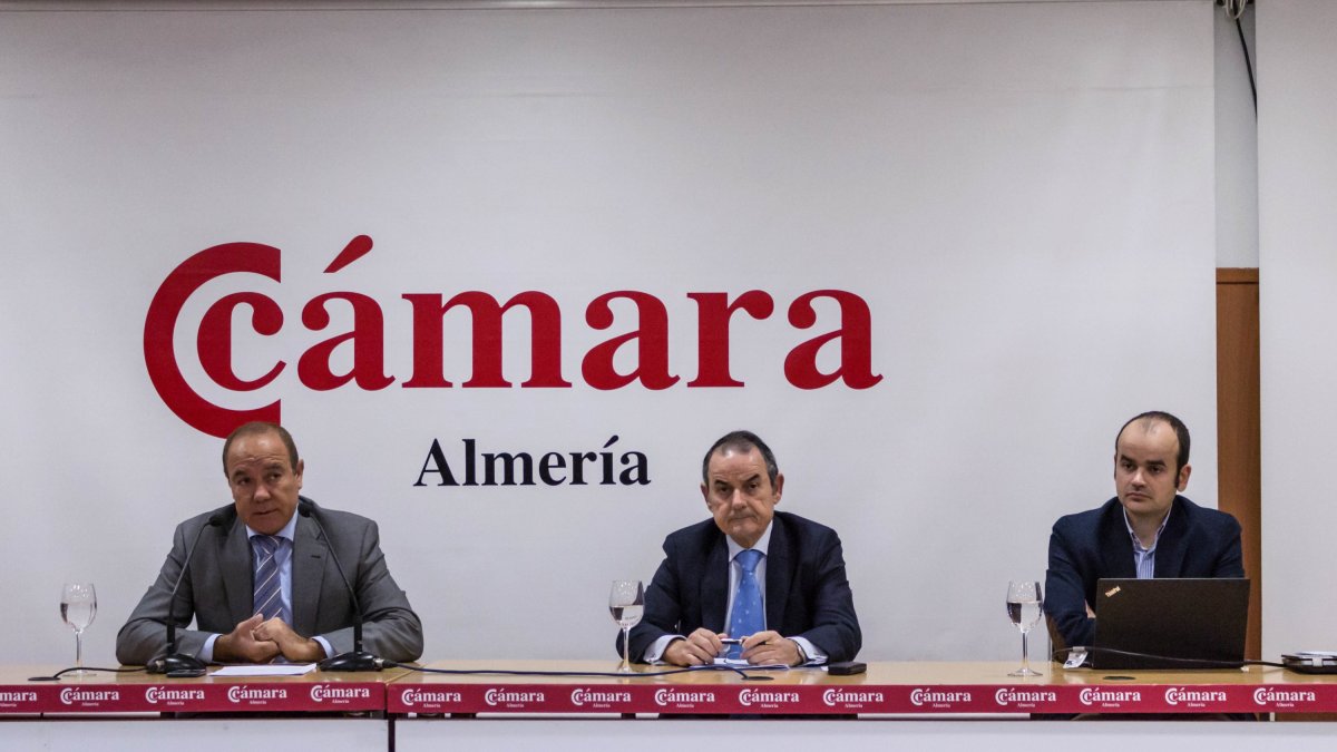 El informe económico y financiero fue presentado ayer en la Cámara de Comercio por José Manuel Fernández Archilla y Antonio Alonso, de AMB.