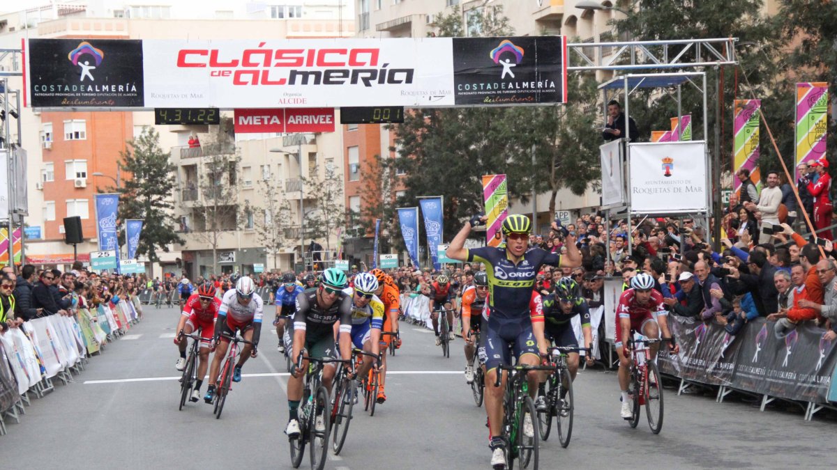 Nielsen levanta los brazos como ganador de La Clásica del año pasado.
