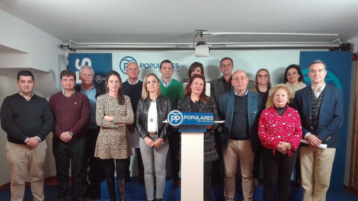 Rueda de prensa ofrecida ayer por dirigentes del PP y alcaldes y concejales de esta formación.