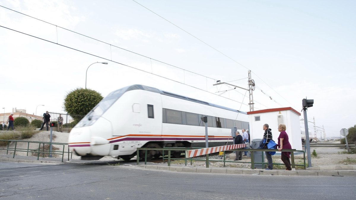 Paso a nivel de El Puche que está previsto que se eliminen