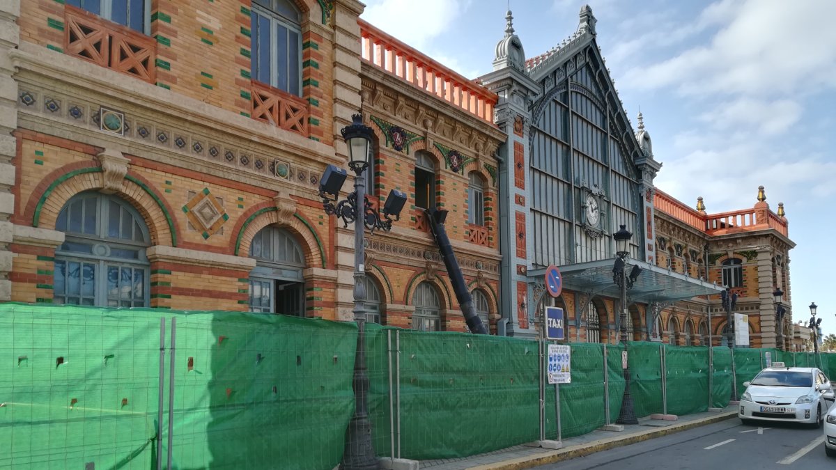 La fachada de la estación ya está vallada