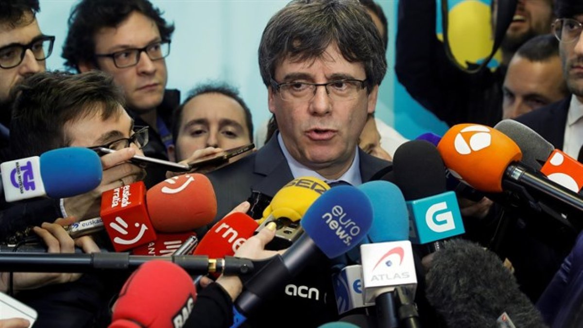 Carles Puigdemont, rodeado de micrófonos de medios en una imagen de archivo
