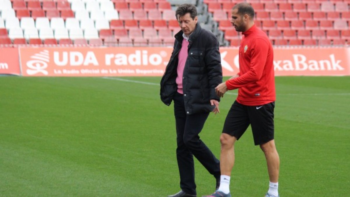 El doctor Salvador Castillo hablando con Nano González.