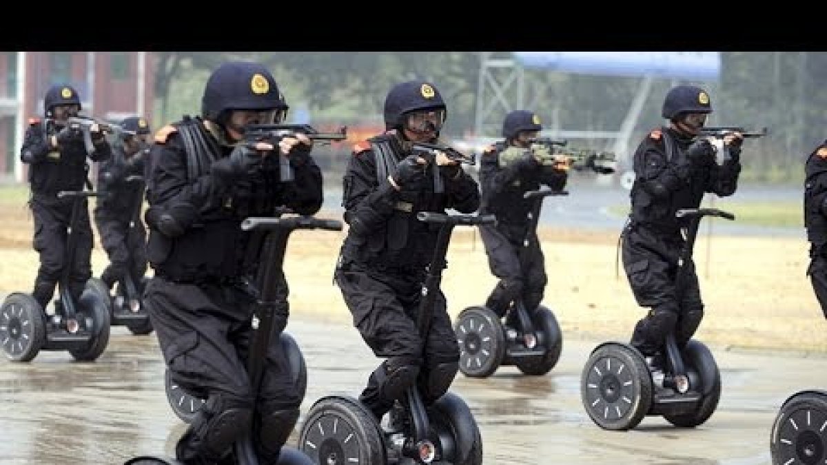 Policías durante un entrenamiento con un Segway.