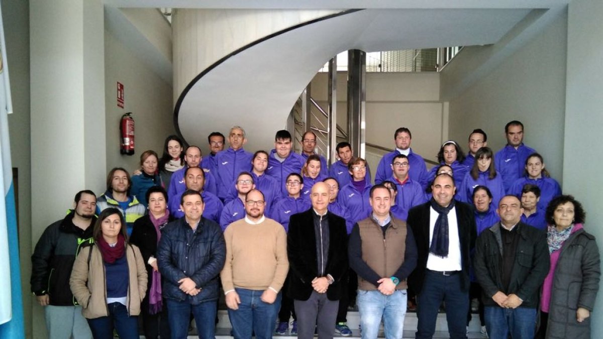 foto de familia de Los Carriles con el alcalde y el concejal.