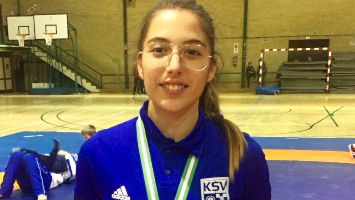 Andrea Herrera con la medalla de plata.