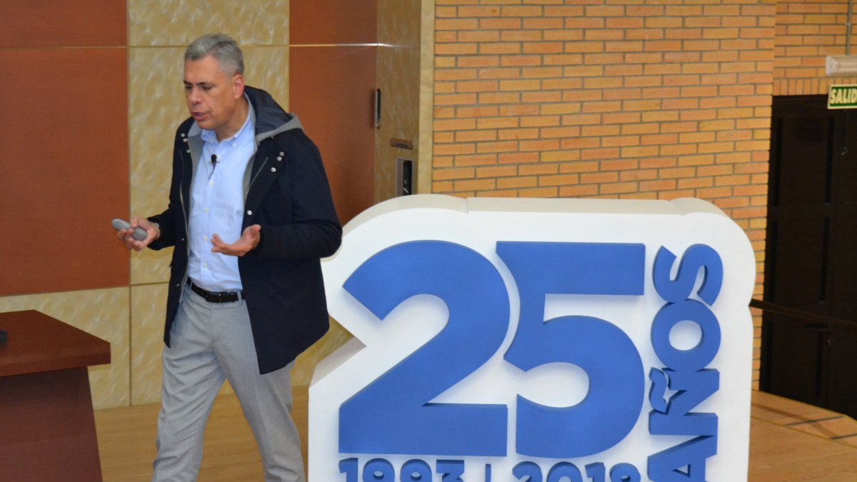 Enrique Dans, ayer, durante la charla que impartió en la UAL.