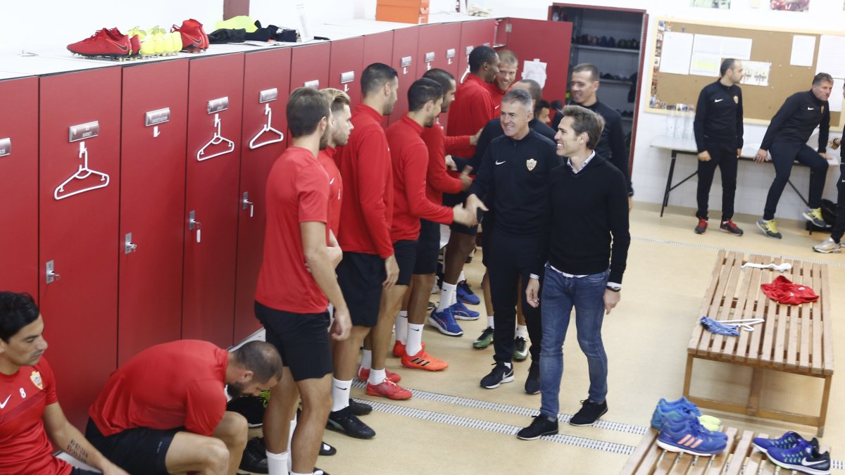 Lucas Alcaraz y Miguel Corona han tenido un buen detalle con la plantilla.
