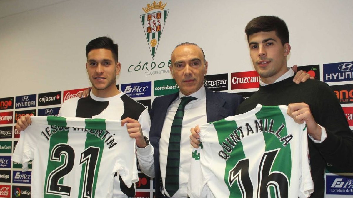 Luis Oliver presentando a Valentín y Quintanilla.